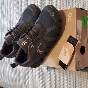 ON waterproof women's size 8 in black